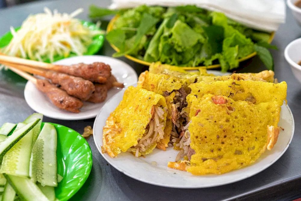 Món bánh xèo được bán trong chợ